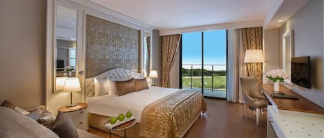 Luxe beddengoed, een minibar, een kluis op de kamer, een bureau