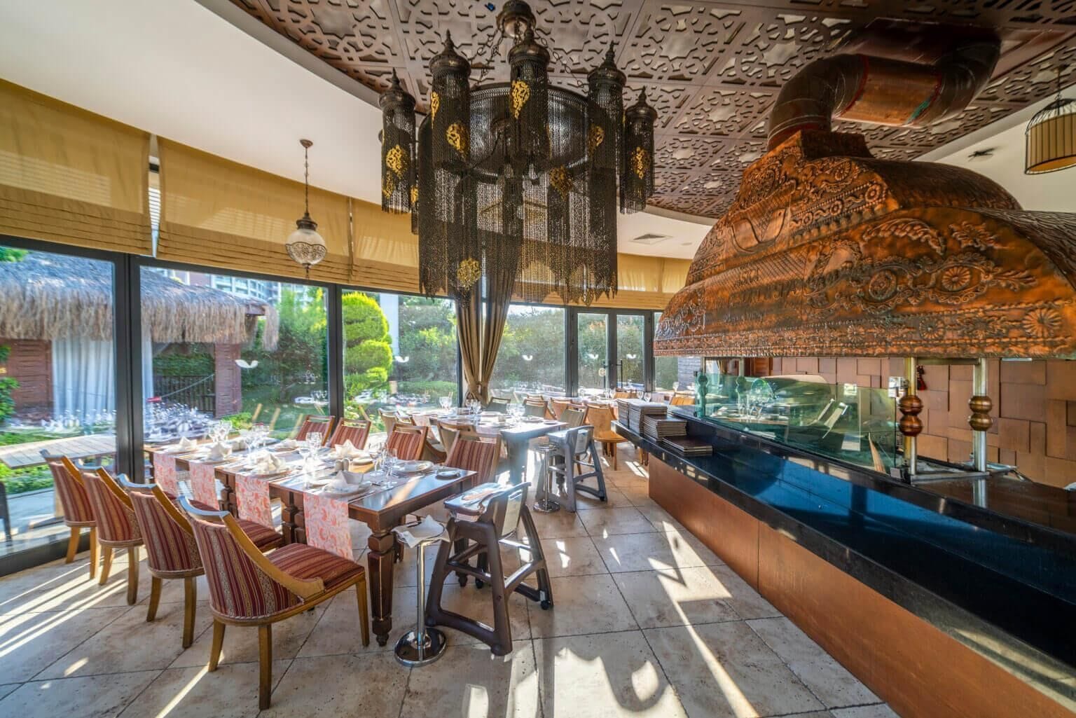 5 restaurants, breakfast, lunch, dinner served; international cuisine