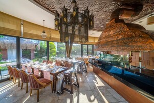 5 restaurants, breakfast, lunch, dinner served; international cuisine