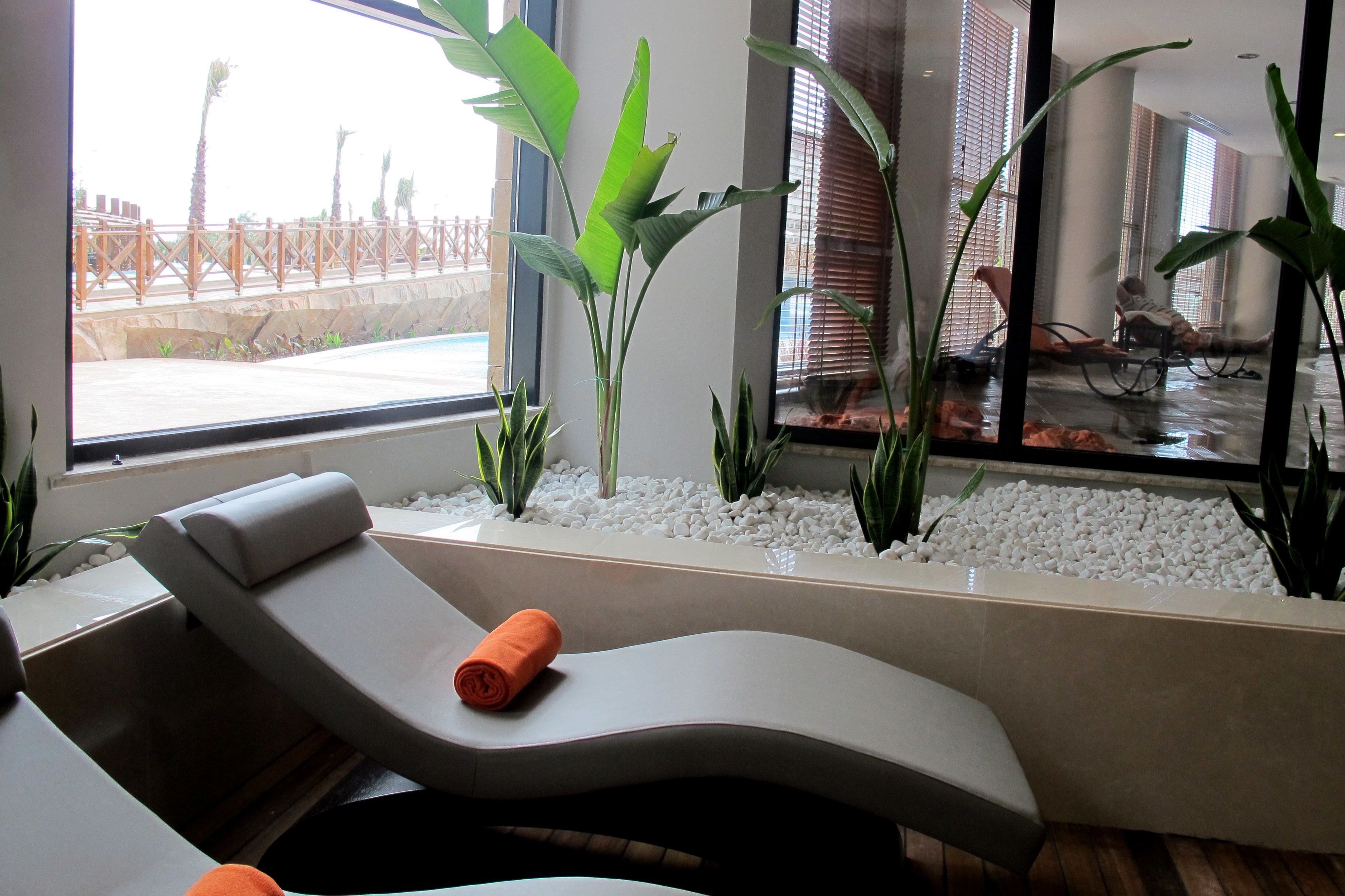 Salas de tratamiento para parejas, un sauna, una bañera de hidromasaje