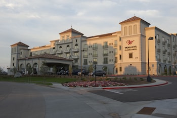 Hotel exterior and entrance at Woolley