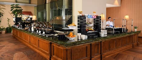 Petit déjeuner et dßner servis sur place, spécialités Cuisine américaine