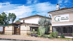 A traditional building with a sign for Hotel Spa Getsemani. - Hotel & Spa Getsemaní (Villa de Leyva)