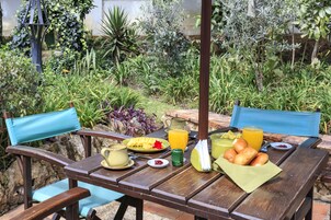 Desayuno inglés diario (USD 6.4 por persona)