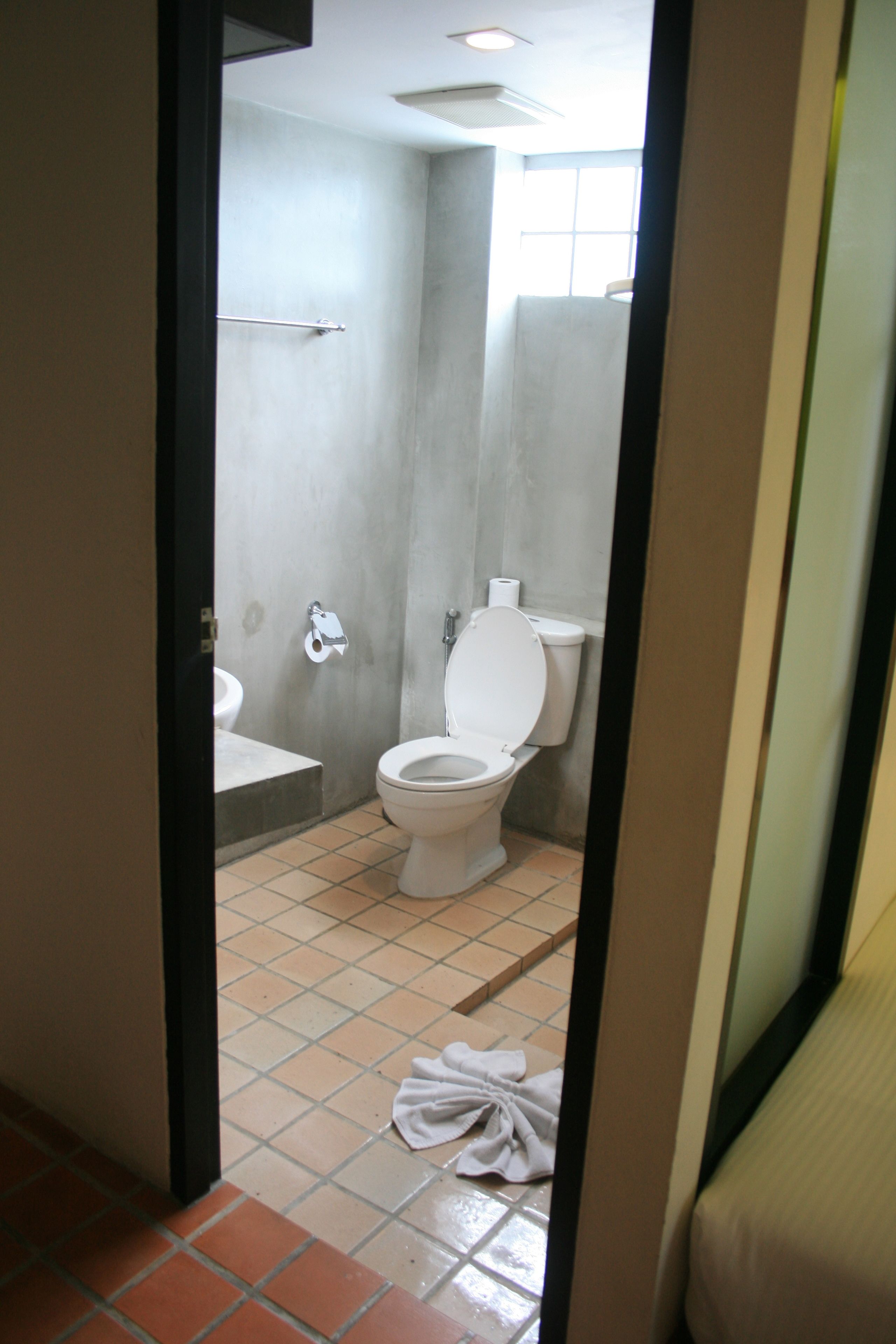 standard twin room | bathroom | shower, free toiletries, towels