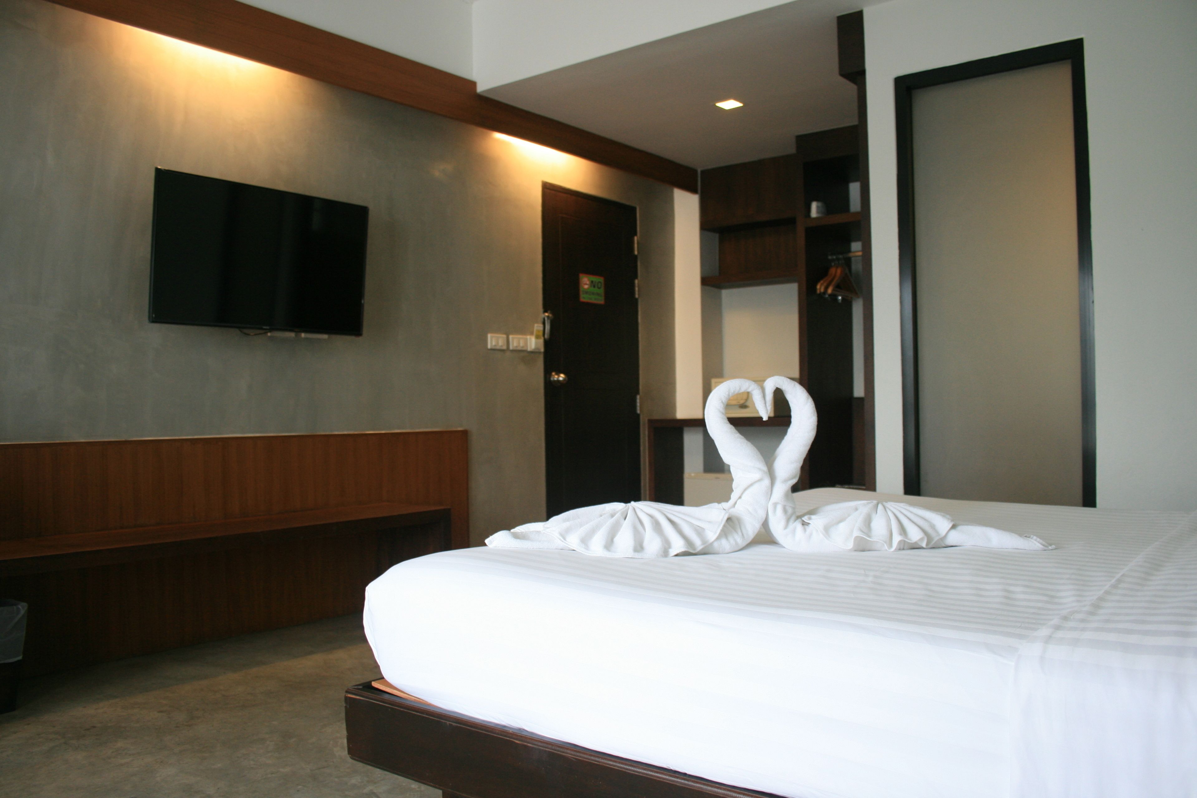 deluxe room, river view | desk, free wifi, bed sheets