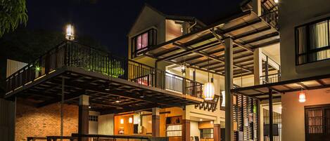 Vista frontal de la propiedad por la tarde o noche