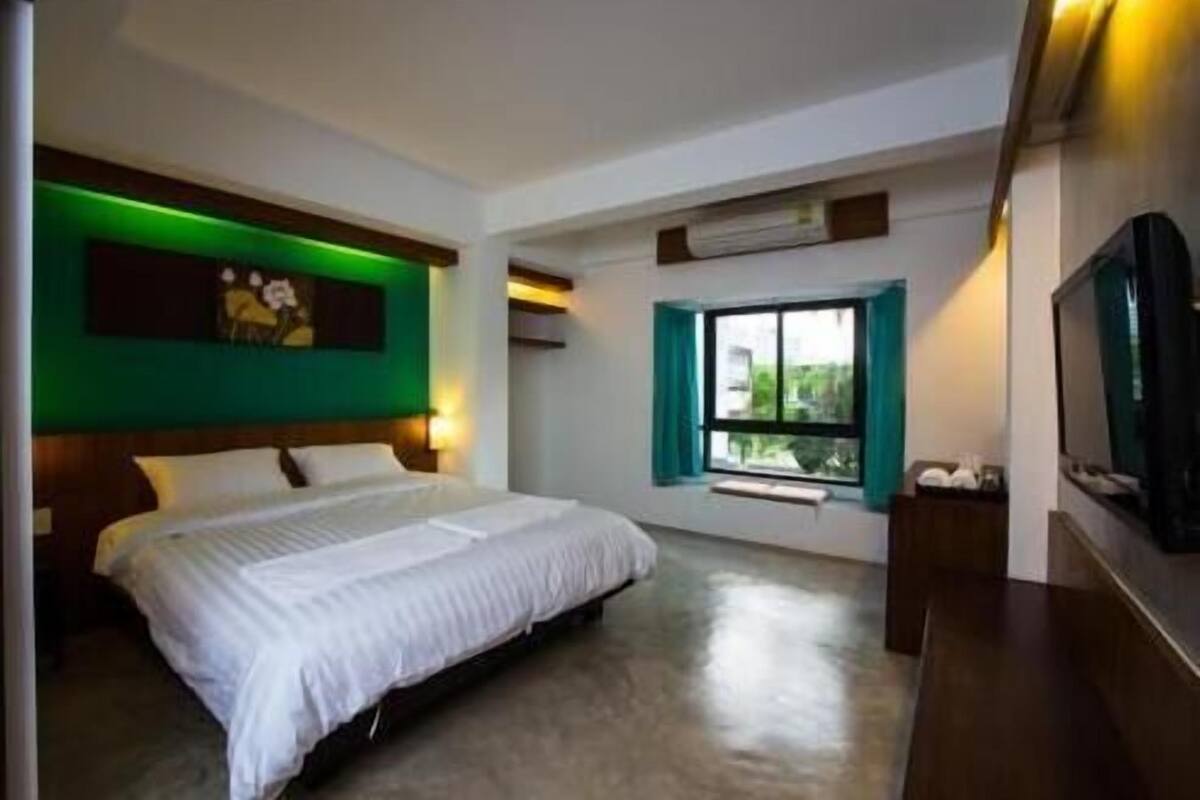 Skrivebord, wi-fi (inkludert) og sengetøy