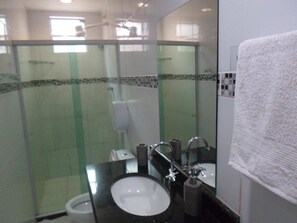 Standard Triple Room | Bathroom | Shower, hair dryer, towels