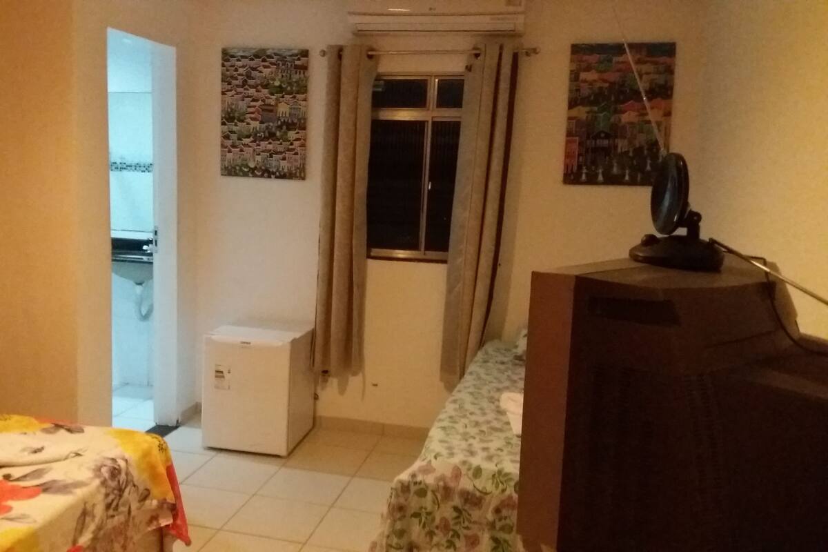 Standaard driepersoonskamer | Een kluis op de kamer, gratis wifi