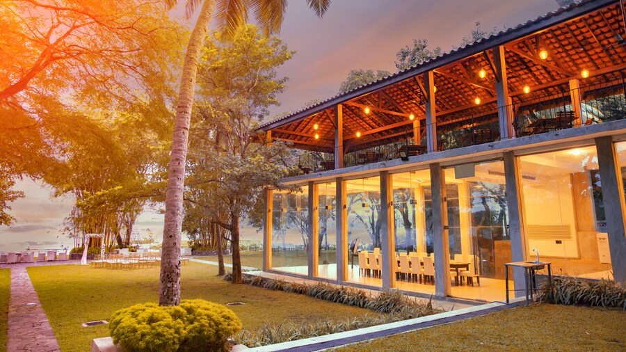 Thotupola Lakeside Resort