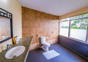 Shower, free toiletries, towels