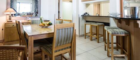 Un comedor con una mesa de madera, sillas y un bufé.