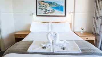 Apartment, 3 Bedrooms, Sea View | 3 bedrooms, in-room safe, desk, iron/ironing board