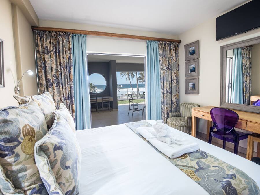 Apartamento superior, 3 habitaciones, vistas al mar | 3 dormitorios, caja fuerte, escritorio y tabla de planchar con plancha