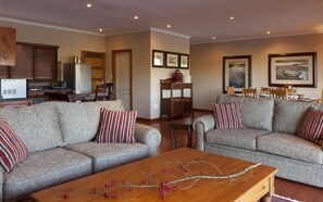 Cabin, 3 Bedrooms, Balcony | Living room