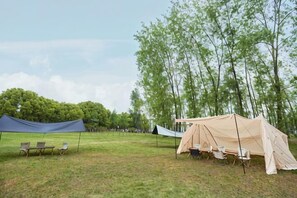 A campsite with tents and chairs. - Days Inn Frontier Wuxi (Wuxi)