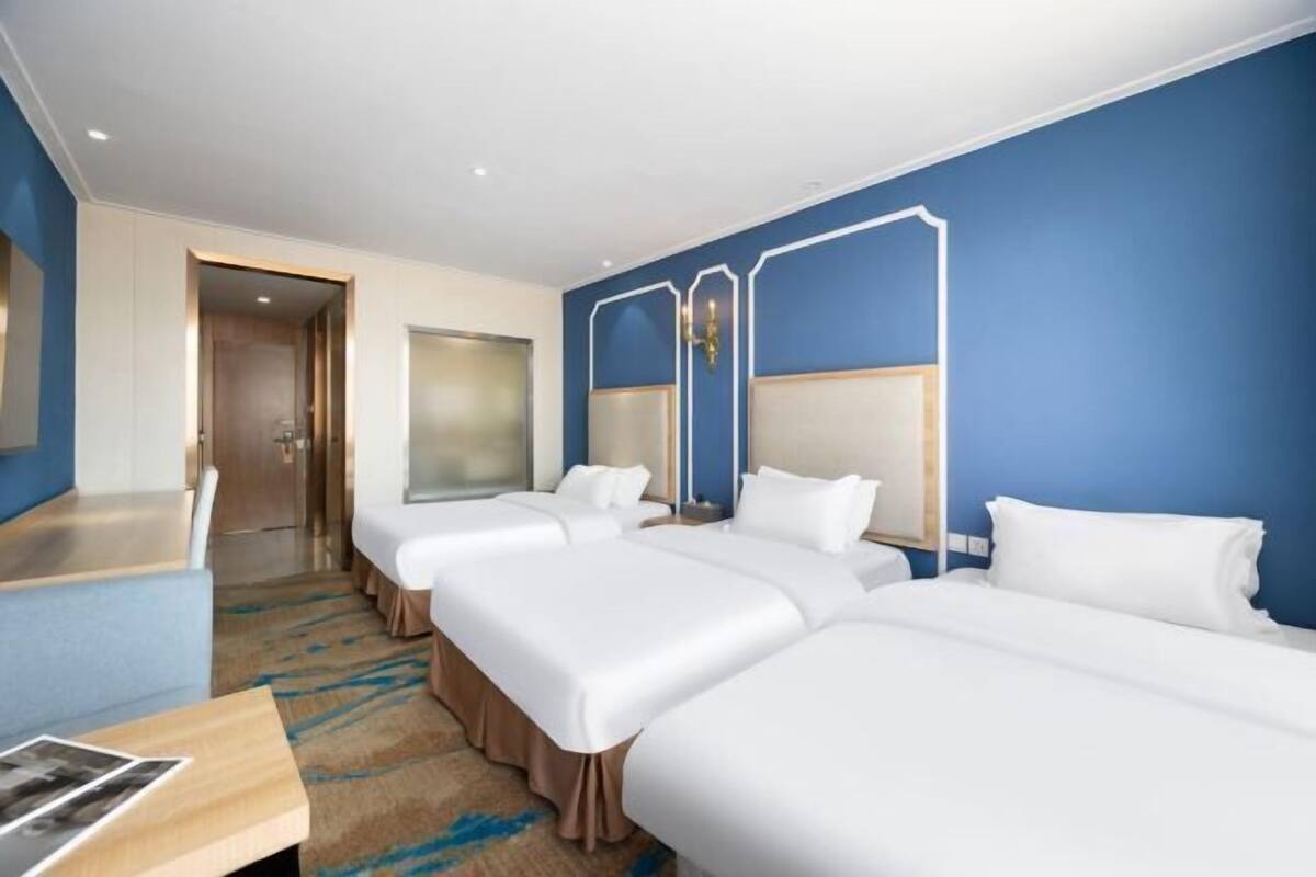 Minibar, escritorio, camas extra y wifi gratis