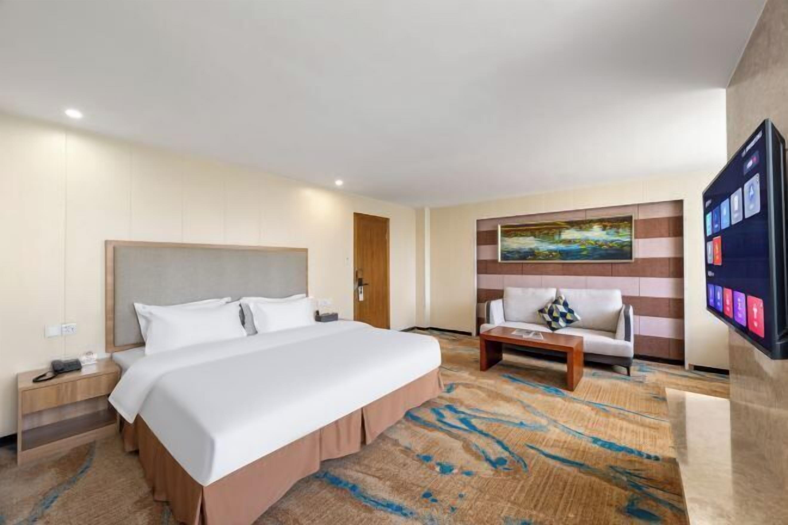 Minibar, meja kerja, tempat tidur lipat/tambahan, dan Wi-Fi gratis