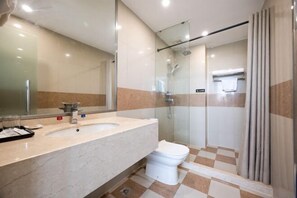 Minibar, escritorio, camas plegables/adicionales y wifi gratis 
