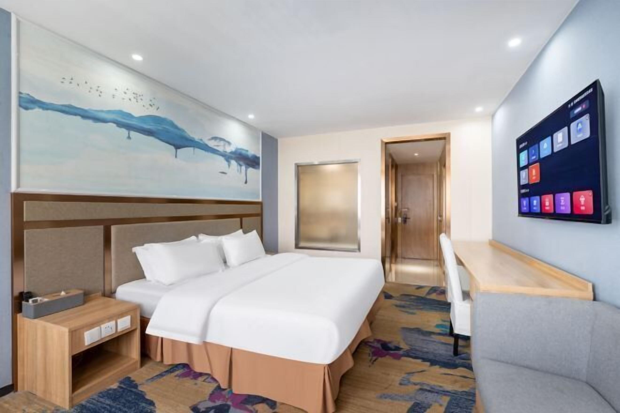 Minibar, bàn, giường gấp/giường phụ (phụ phí) 