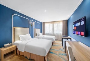 Minibar, skrivebord, ekstrasenger (mot et tillegg) og wi-fi (inkludert)