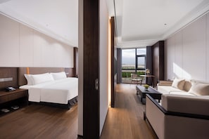 Suite, 1 habitación (Extra Floor Space) | Ropa de cama de alta calidad, edredones de plumas, minibar y caja fuerte