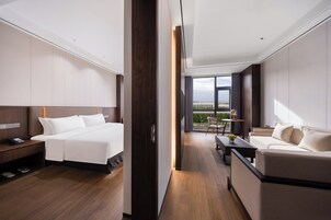 Ropa de cama de alta calidad, cubrecamas y minibar 