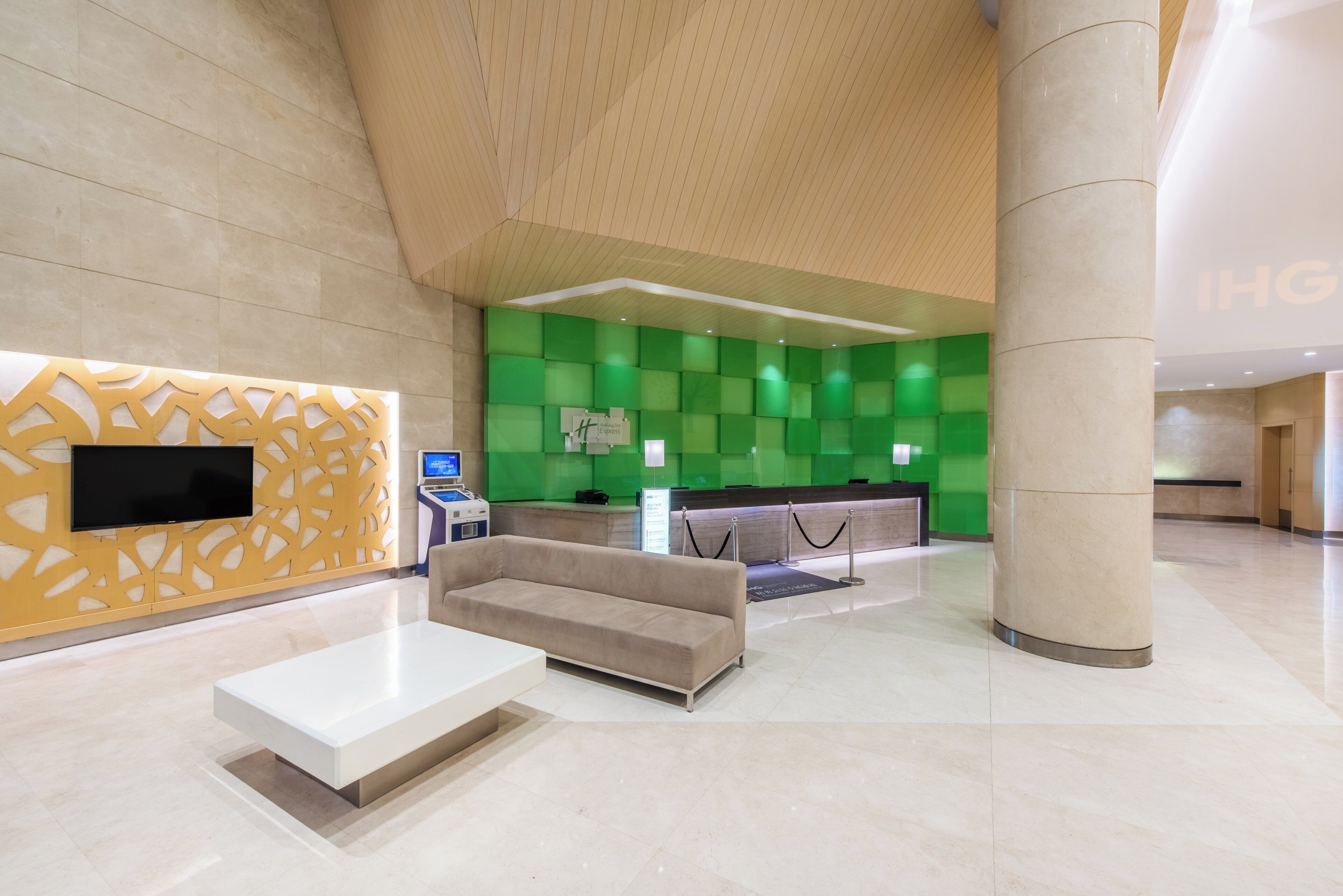 En moderne lobby med receptionsdisk, sofa og sofabord.