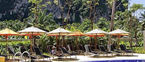 Una piscina al aire libre (de 08:00 a 19:00), sombrillas, tumbonas