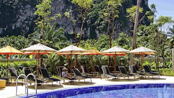 Udendørs pool, åben fra kl. 08.00 til kl. 19.00, parasoller, liggestole