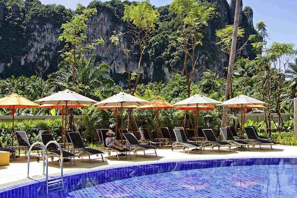 室外游泳池,08:00 至 19:00 开放,池畔遮阳伞,日光浴躺椅