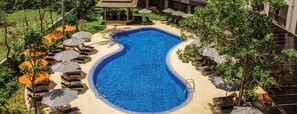 Piscine extérieure, parasols de plage, chaises longues