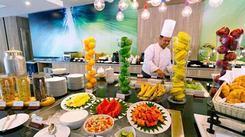 Serveert ontbijt, lunch, diner, internationale gerechten