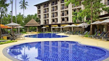 Piscine extérieure, parasols de plage, chaises longues