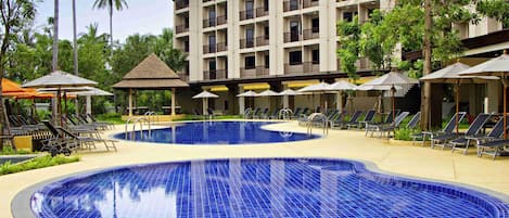 Utendørsbasseng, bassengparasoller og solsenger