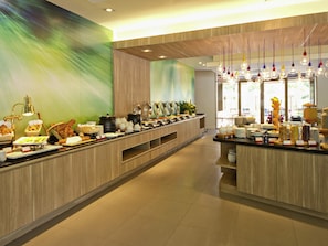 Breakfast, lunch, dinner served; international cuisine
