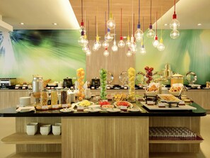 Serveert ontbijt, lunch, diner, internationale gerechten 