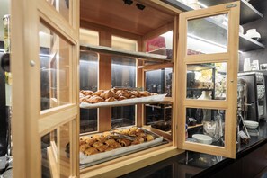 朝食 (ビュッフェ)、毎日提供 (1 名様 2349.64 RSD)