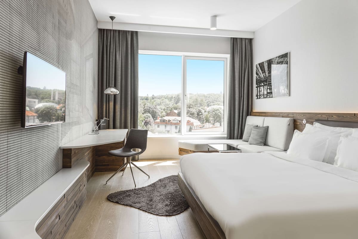 Bộ đồ giường cao cấp, minibar, két bảo mật tại phòng, bàn