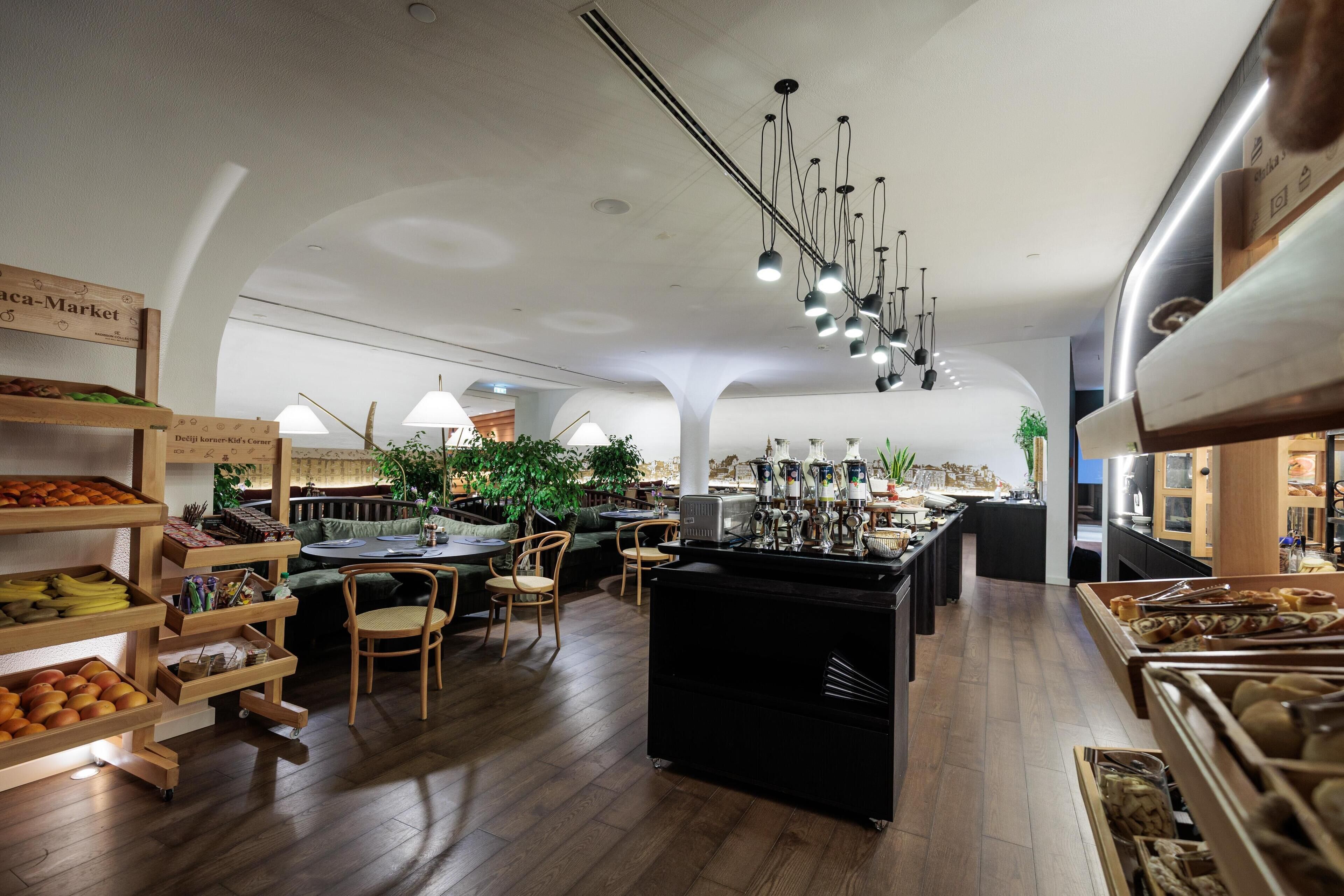 Se ofrece un desayuno bufé todos los días (2600 RSD por persona)