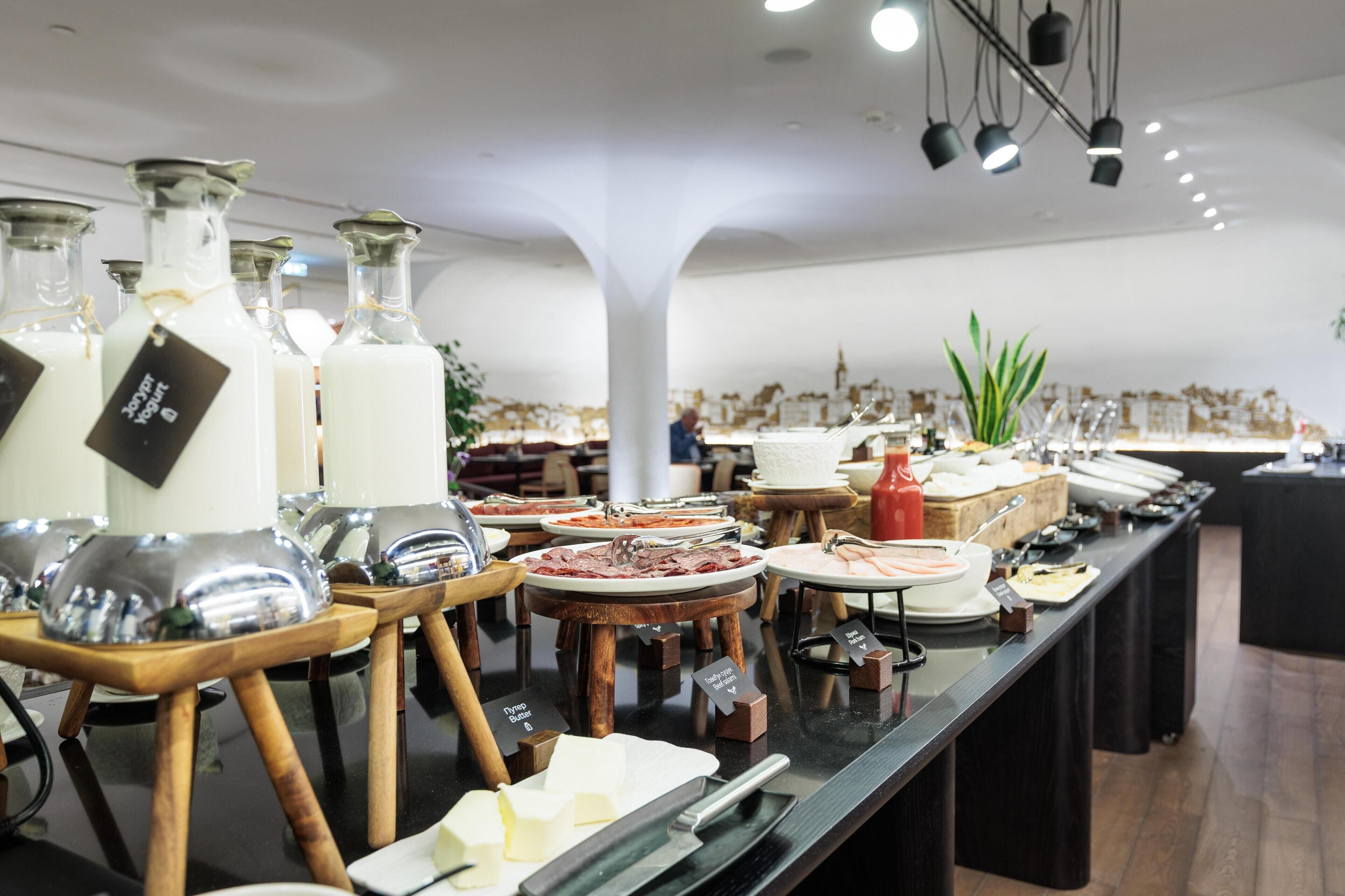 Ein reichhaltiges Buffet mit verschiedenen Speisen und Beilagen.