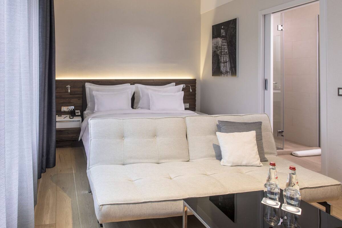 Premium bedding, minibar, in-room safe, desk