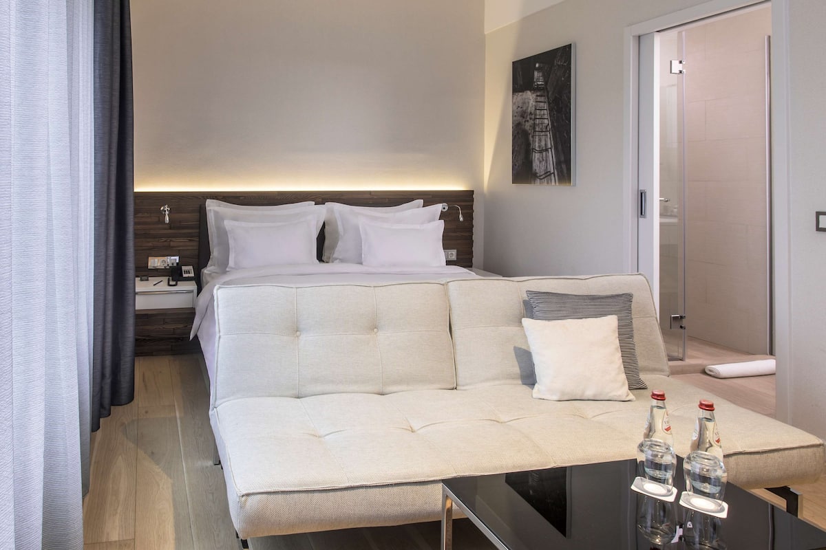 Premium bedding, minibar, in-room safe, desk