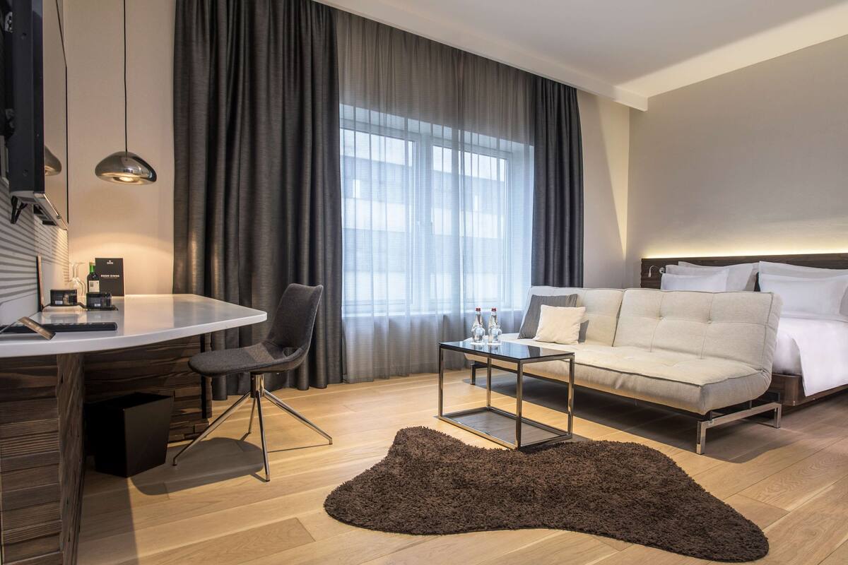 Family Room | Premium bedding, minibar, in-room safe, desk