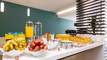 Petit déjeuner buffet (19 BRL par personne)