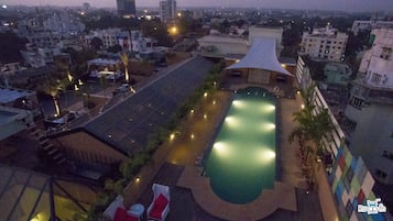 Una piscina al aire libre