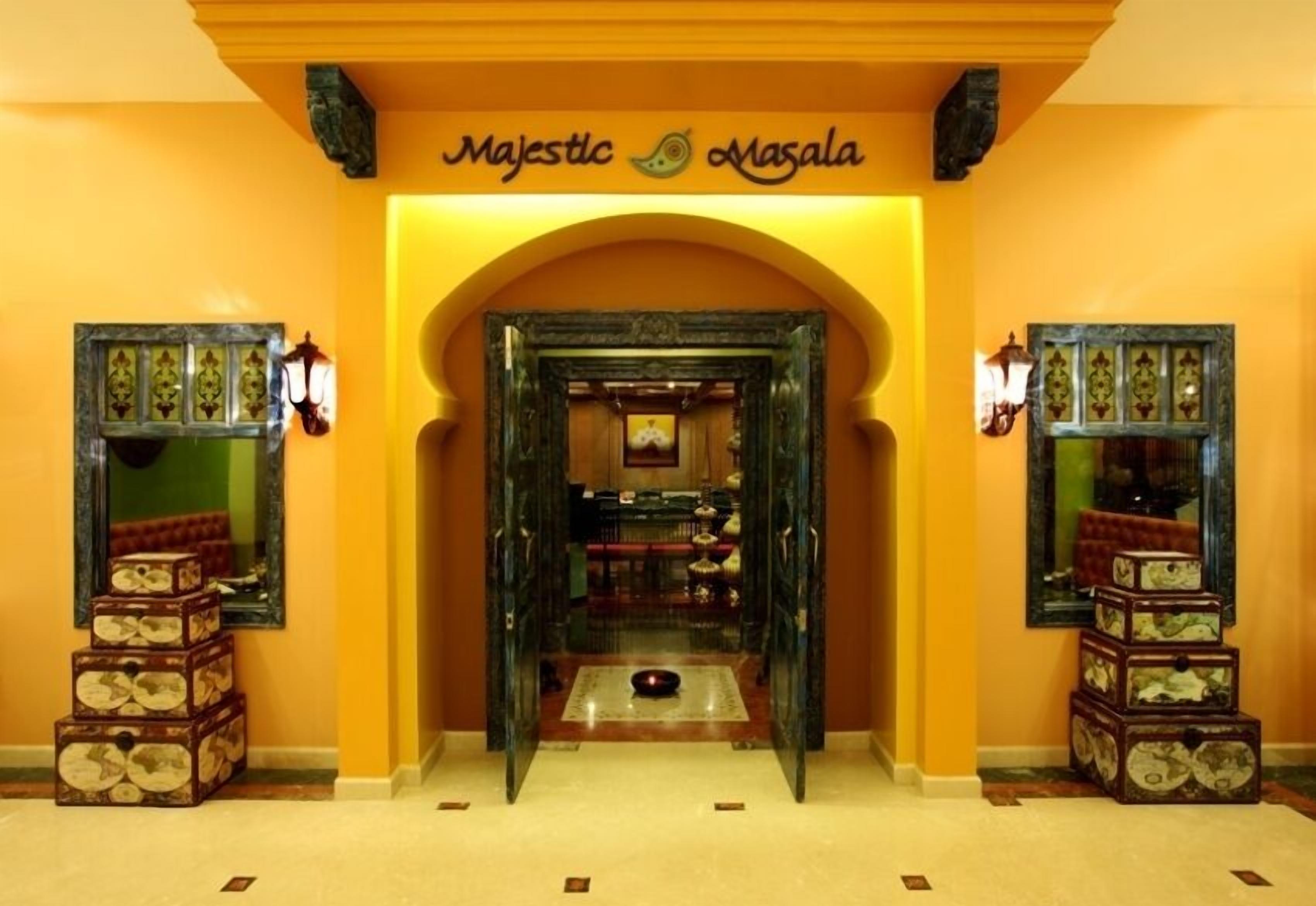 Una entrada con un letrero que dice "Majestic Masala" y un arco tradicional.