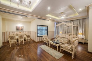 Suite | Woonruimte | Flatscreentelevisie en een open haard