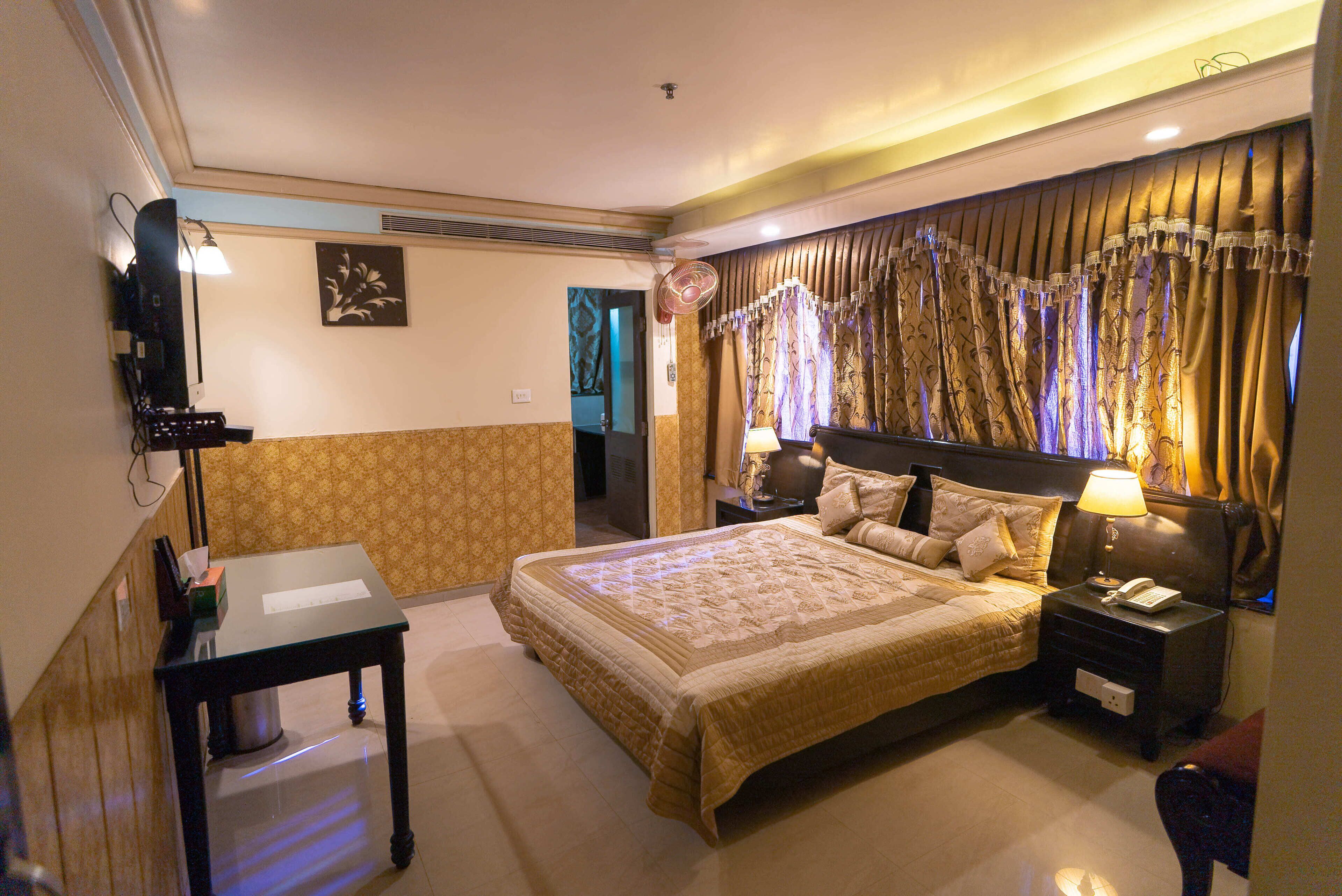 Habitación | Ropa de cama de alta calidad y caja de seguridad en la habitación 